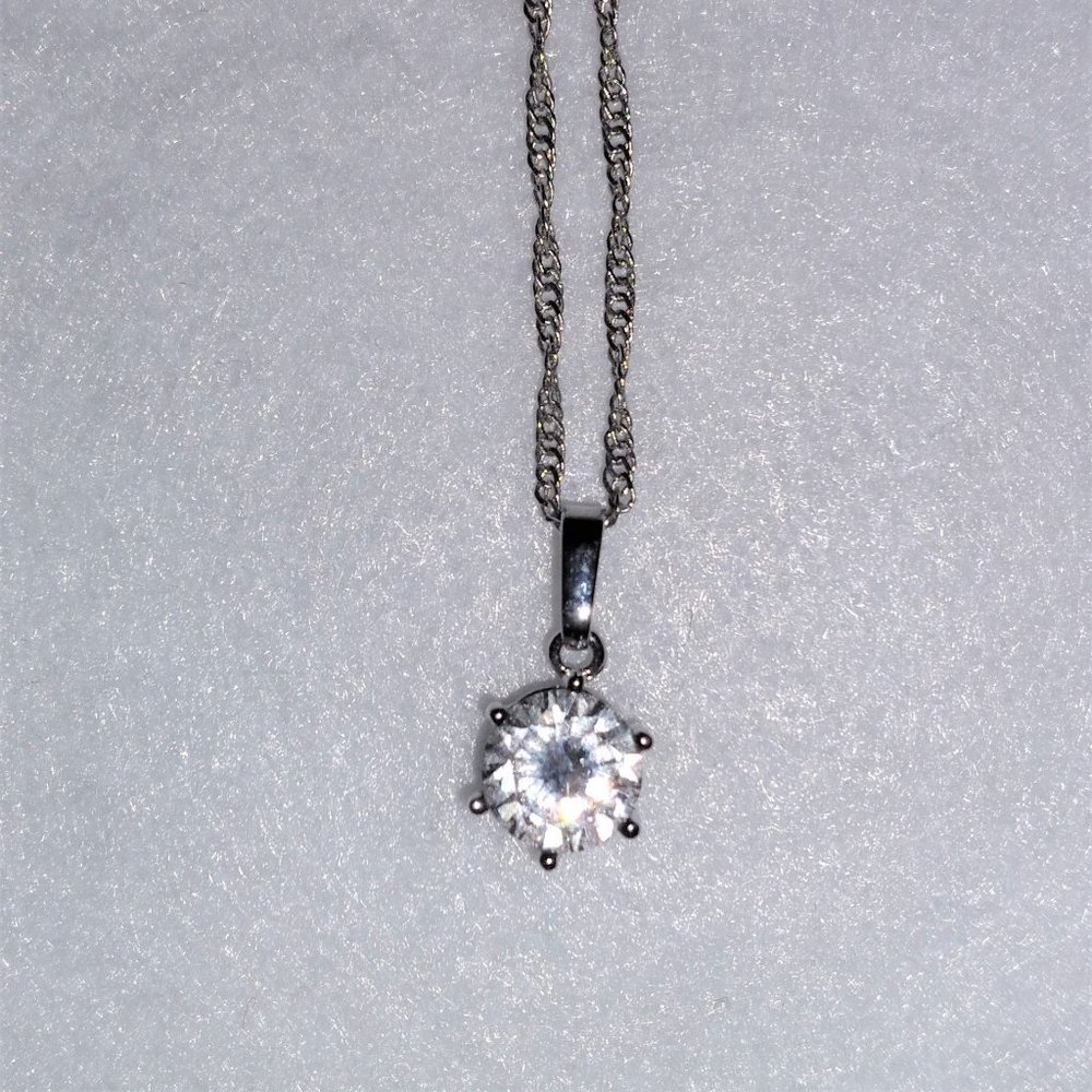 New Beautiful White Gold Plated Round Clear Cubic Zirconia Pendant Necklace
